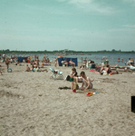 821883 Afbeelding van recreanten bij het strandbad van de Maarsseveense Plassen te Maarsseveen.